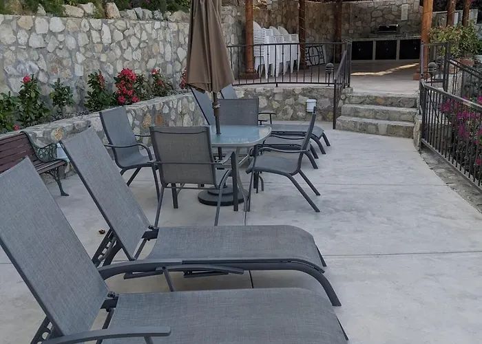 Walk To - Pool Access - Walk To Restaurants